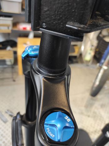 Used Fox 36 Float Rhythm 27.5+, skok 170mm, Grip Damper, Boost 110x15QR 2020 bike — image 11 of 17