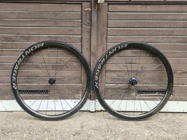 Used Bontrager Aeolus Rsl 37 carbon disc wheelset bike — image 1 of 6
