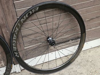 Used Bontrager Aeolus Rsl 37 carbon disc wheelset bike — image 2 of 6
