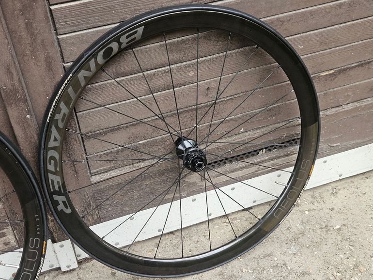 Used Bontrager Aeolus Rsl 37 carbon disc wheelset bike — image 2 of 6
