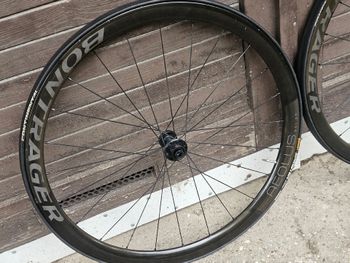 Used Bontrager Aeolus Rsl 37 carbon disc wheelset bike — image 3 of 6