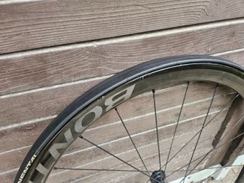 Used Bontrager Aeolus Rsl 37 carbon disc wheelset bike — image 4 of 6