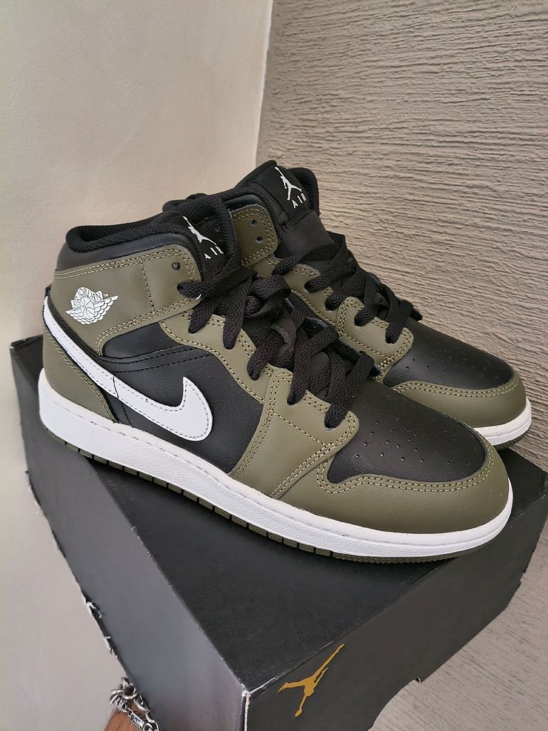 Used Nike Jordan 1 Mid Verde Oliva/Nero Tg 39 bike — image 2 of 8