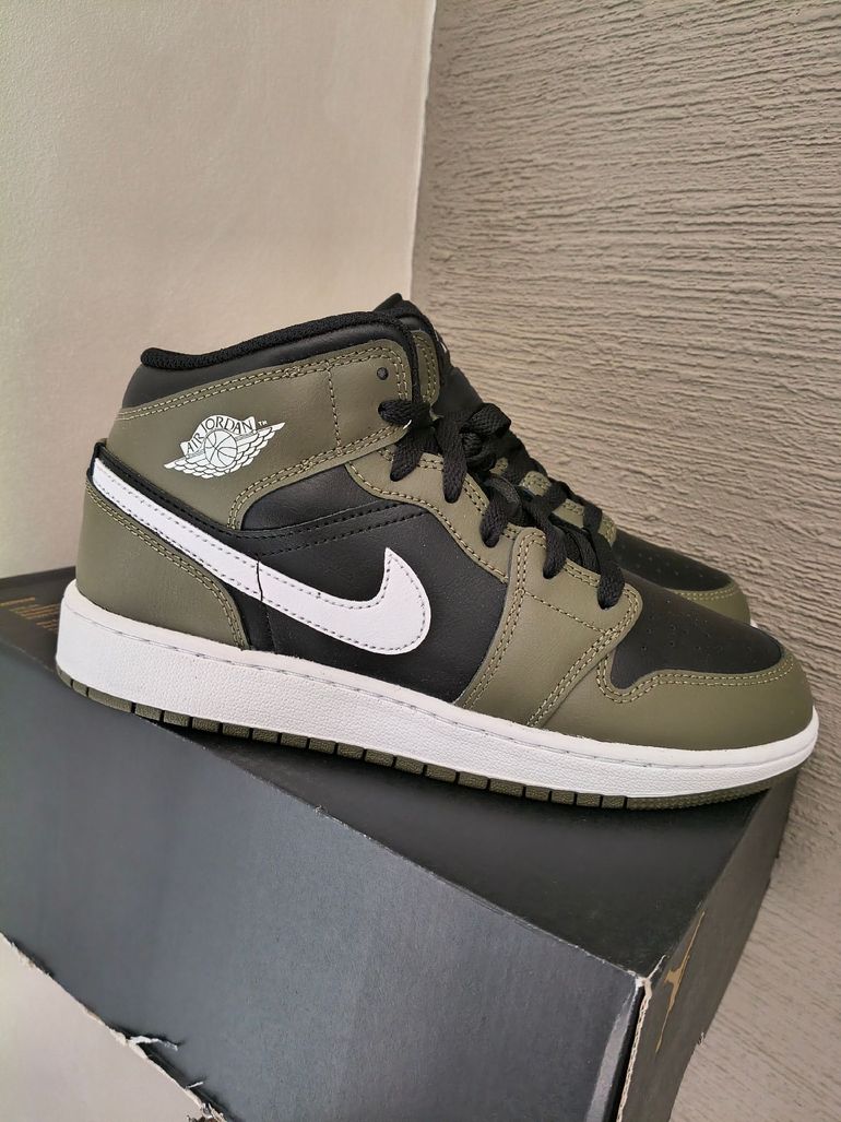 Used Nike Jordan 1 Mid Verde Oliva/Nero Tg 39 bike — image 1 of 8