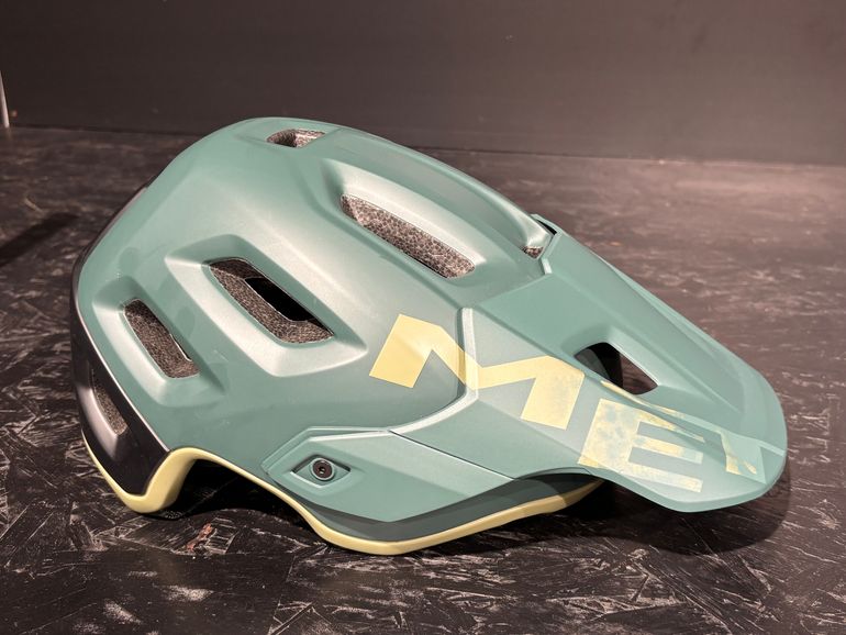 Used MET Roam Helmet bike — image 1 of 3