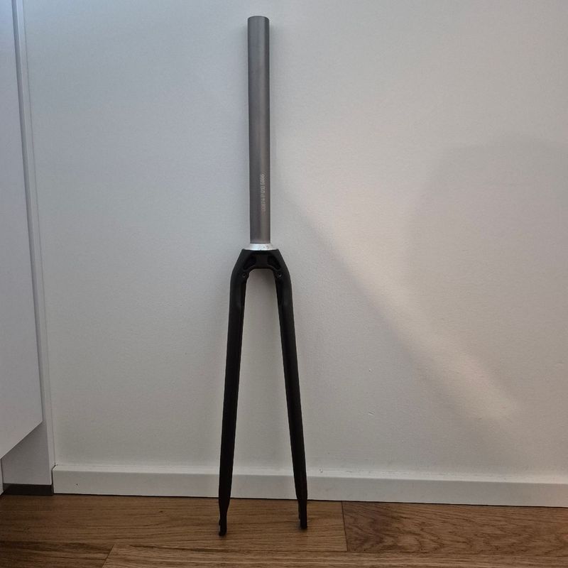 Used Van Rysel carbon fork direct mount bike — image 1 of 4