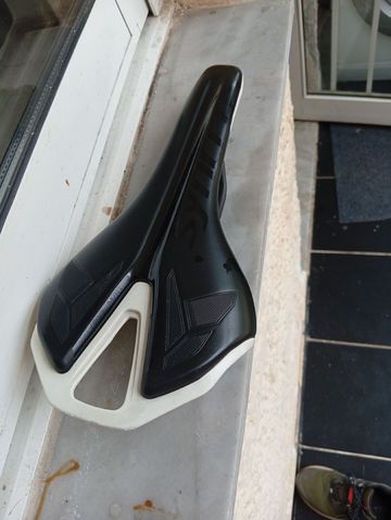 Used Syncros RR 2.0 Saddle bike — image 1 of 2