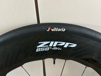 Used Zipp 858 NSW Carbon Tubeless Disc Brake Wheelset bike — image 3 of 4