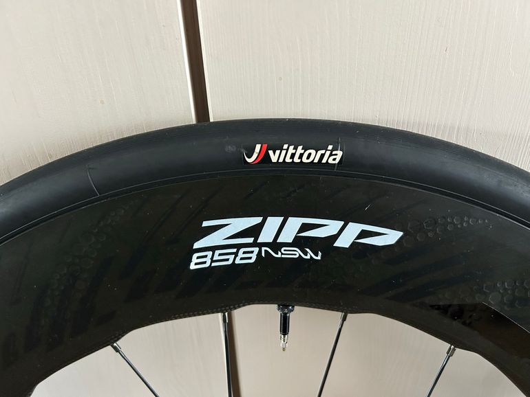 Used Zipp 858 NSW Carbon Tubeless Disc Brake Wheelset bike — image 3 of 4