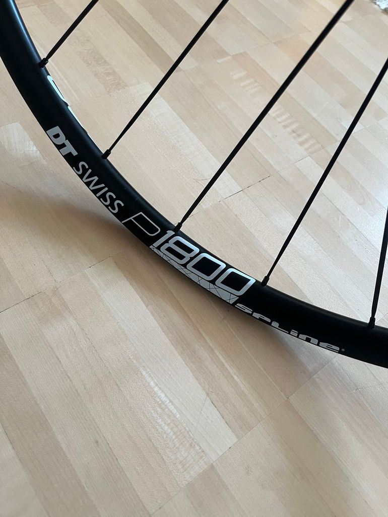 Used Dt Swiss 1800 SPLINE Wheelset 2025 bike — image 2 of 4