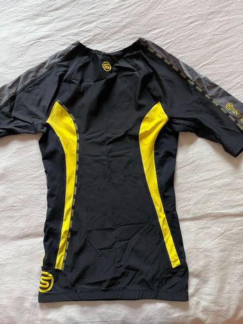 Used skins tee shirt bike — image 2 of 3