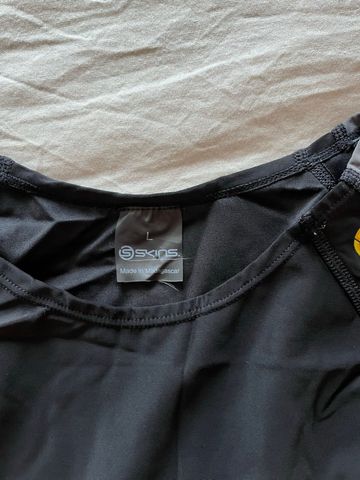 skins tee shirt Running Clothing usato