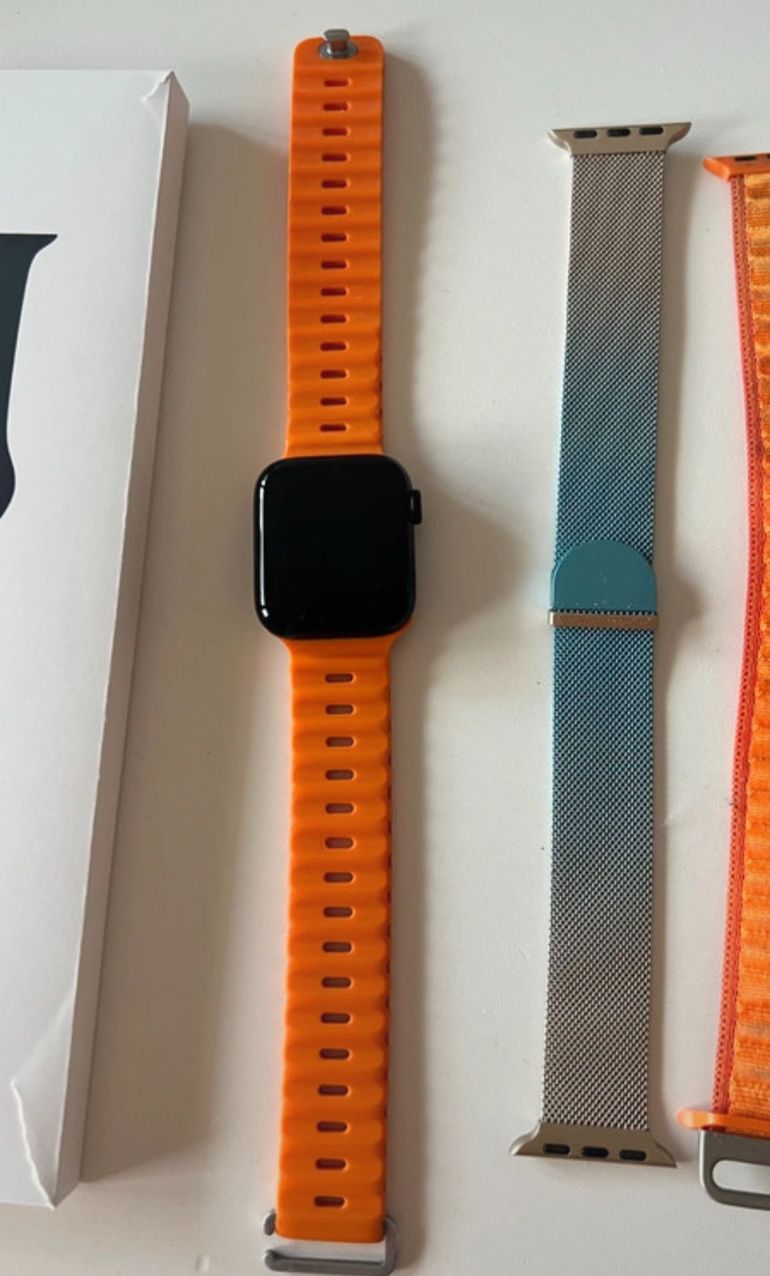 Used apple Watch SE GPS 40mm 2023 bike — image 1 of 3