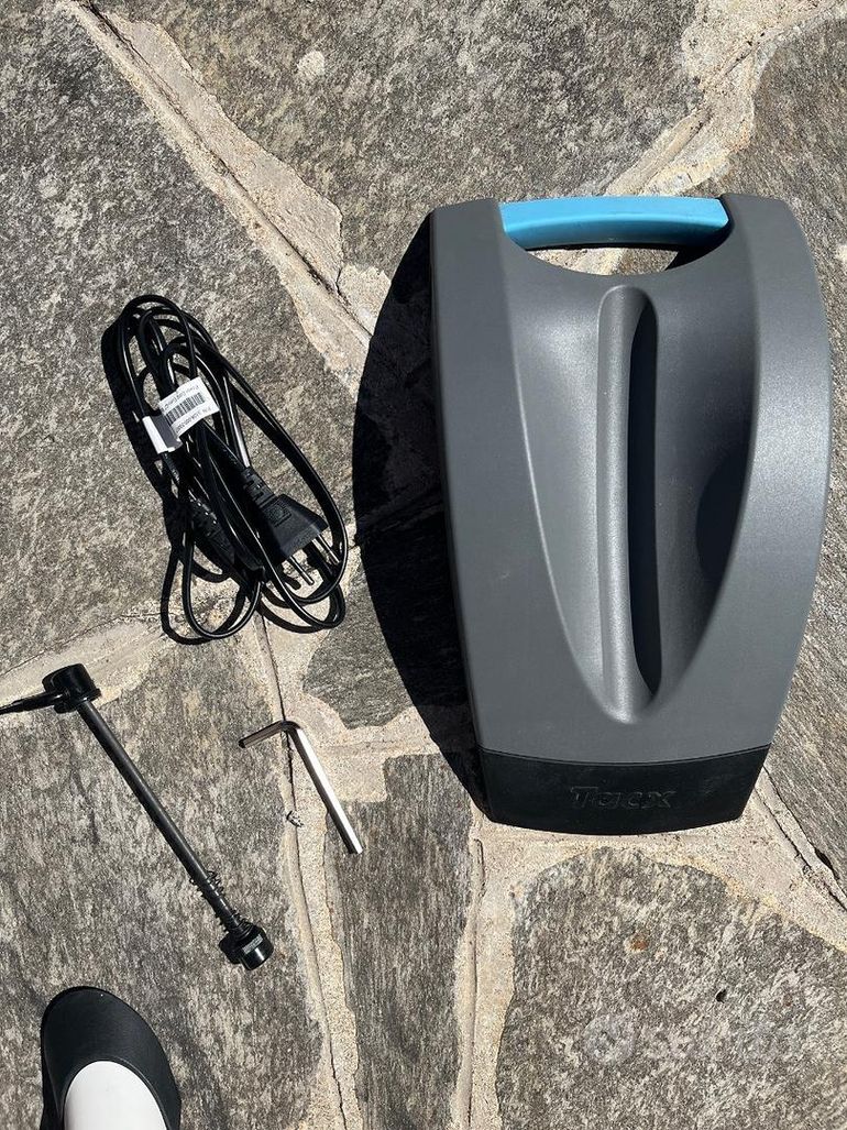 Used Tacx Flow Smart 2022 bike — image 3 of 5