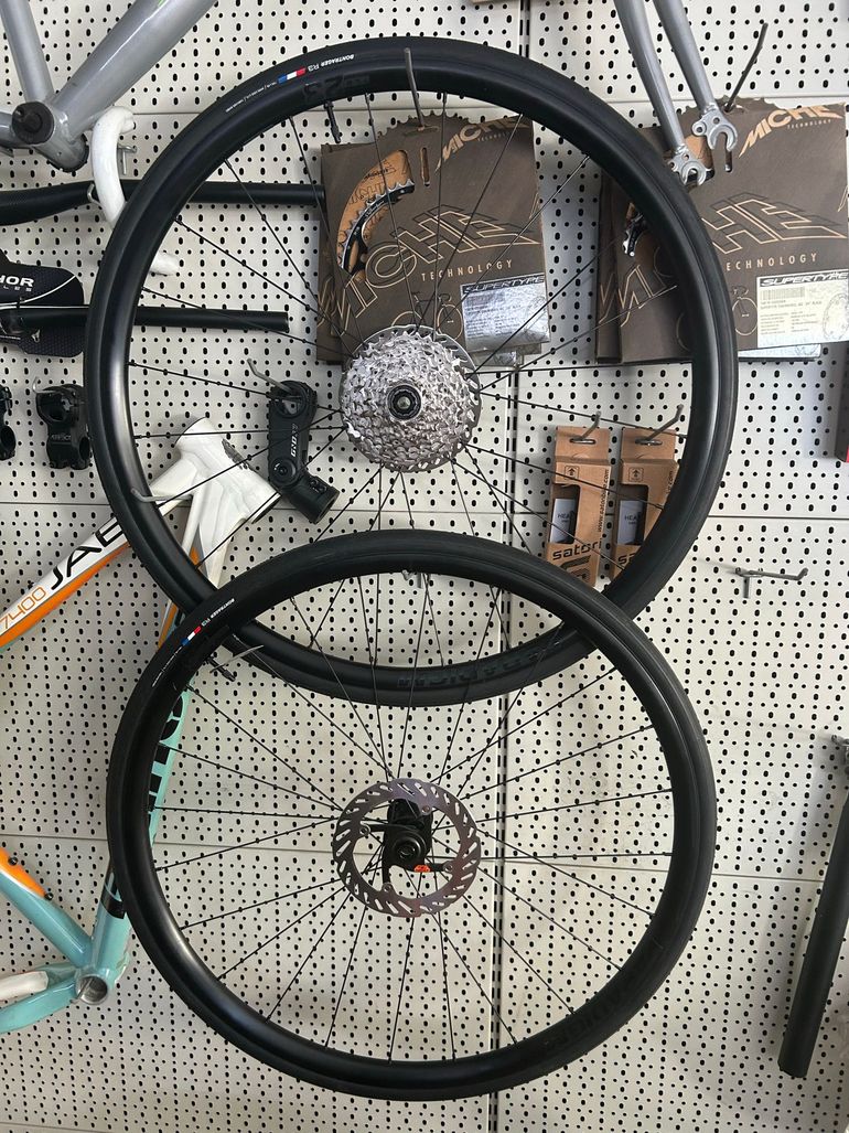 Used Bontrager Paradigm SL 700c Centerlock Disc 24H 2026 bike — image 1 of 4