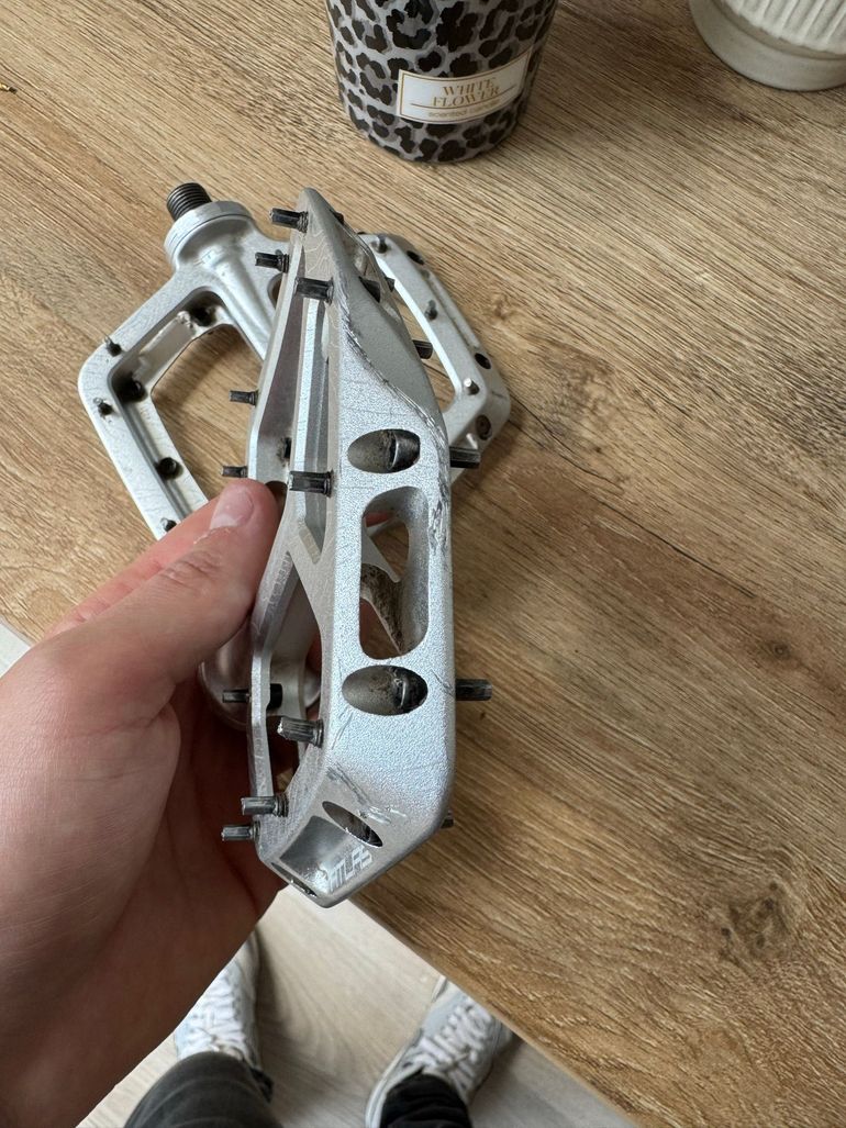 Used Race Face Atlas Pedals 2025 bike — image 7 of 7