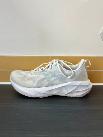 Used Asics Novablast 5 bike — image 10 of 13
