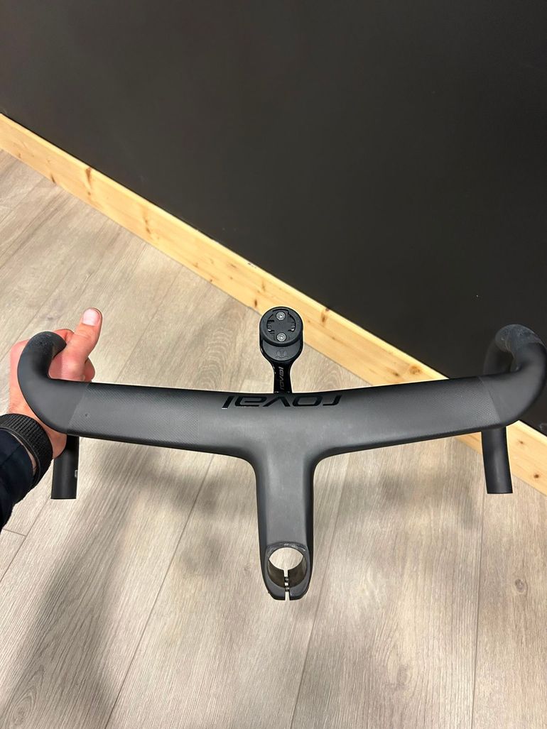 Used Roval Rapide Carbone Handlebar 2024 bike — image 1 of 5