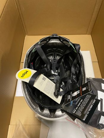 Used MET Manta MIPS Helmet bike — image 7 of 9