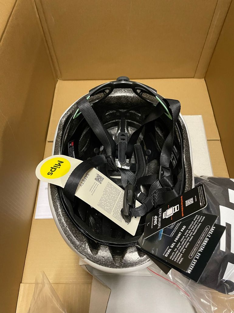 Used MET Manta MIPS Helmet bike — image 7 of 9