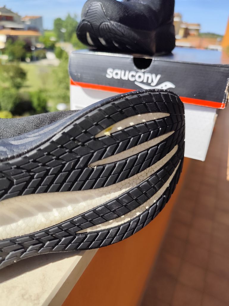 Used Saucony Triumph 22 Triple Black 2025 bike — image 6 of 11