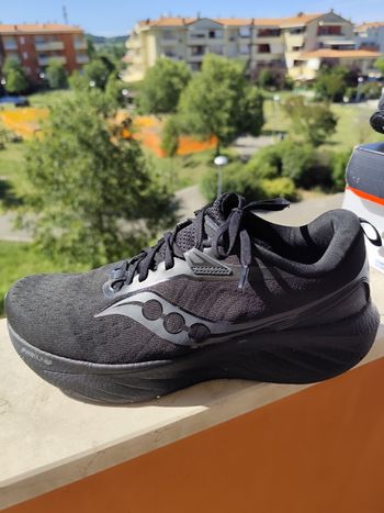 Used Saucony Triumph 22 Triple Black 2025 bike — image 4 of 11