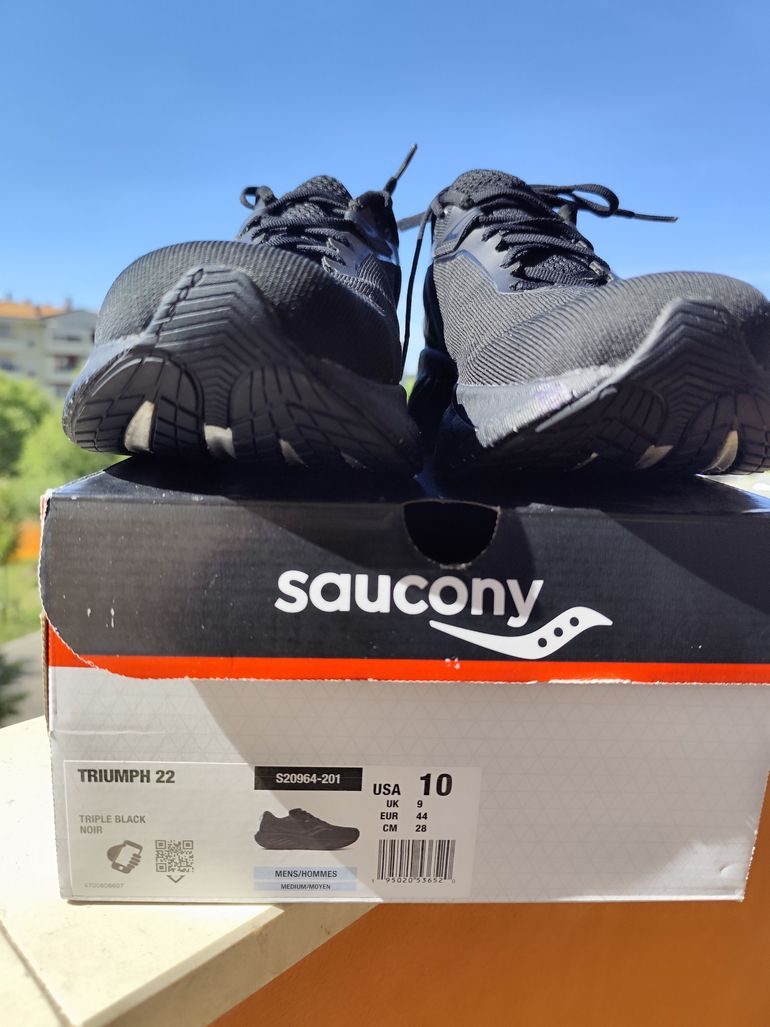 Used Saucony Triumph 22 Triple Black 2025 bike — image 2 of 11