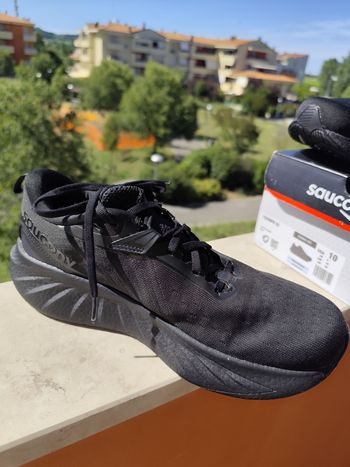 Used Saucony Triumph 22 Triple Black 2025 bike — image 3 of 11