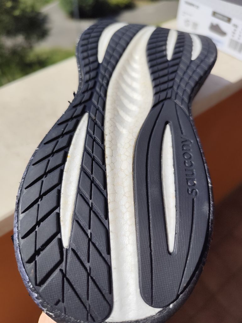 Used Saucony Triumph 22 Triple Black 2025 bike — image 9 of 11