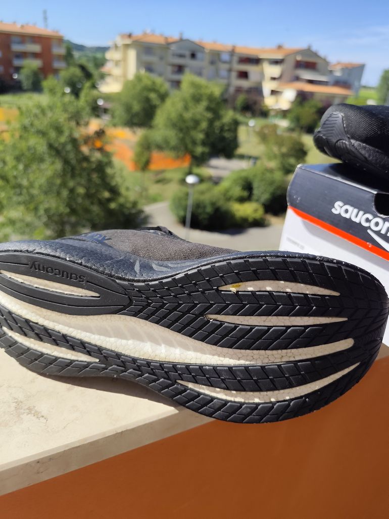 Used Saucony Triumph 22 Triple Black 2025 bike — image 5 of 11