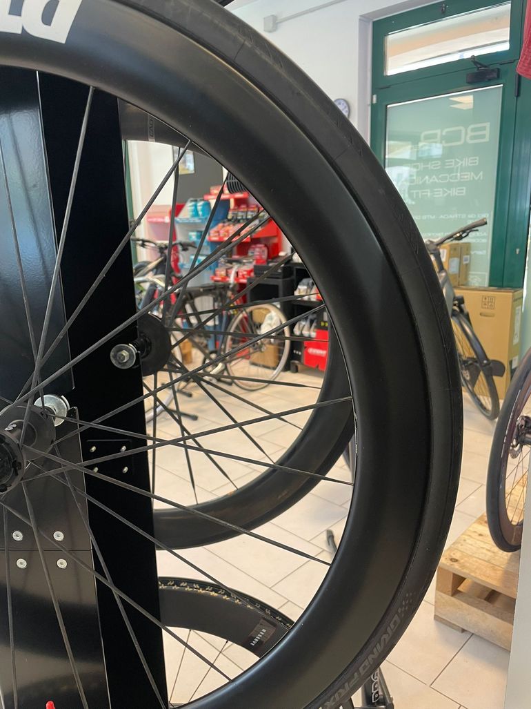 Used Dt Swiss ARC 1100 Wheelset with DT 180 Hub bike — image 12 of 19