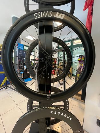 Used Dt Swiss ARC 1100 Wheelset with DT 180 Hub bike — image 17 of 19