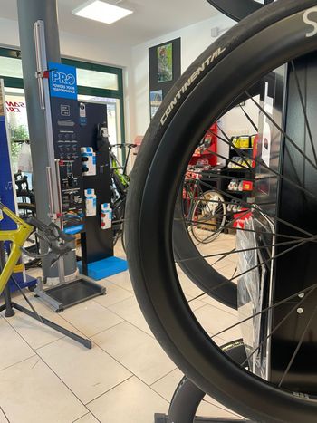 Used Dt Swiss ARC 1100 Wheelset with DT 180 Hub bike — image 15 of 19