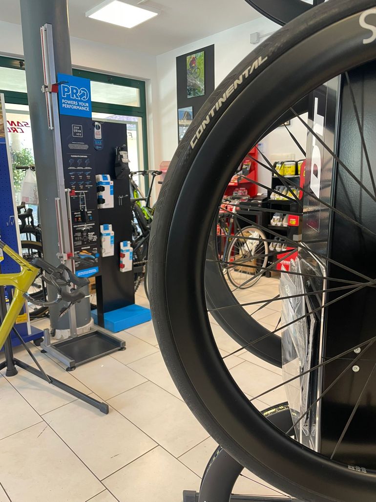 Used Dt Swiss ARC 1100 Wheelset with DT 180 Hub bike — image 15 of 19