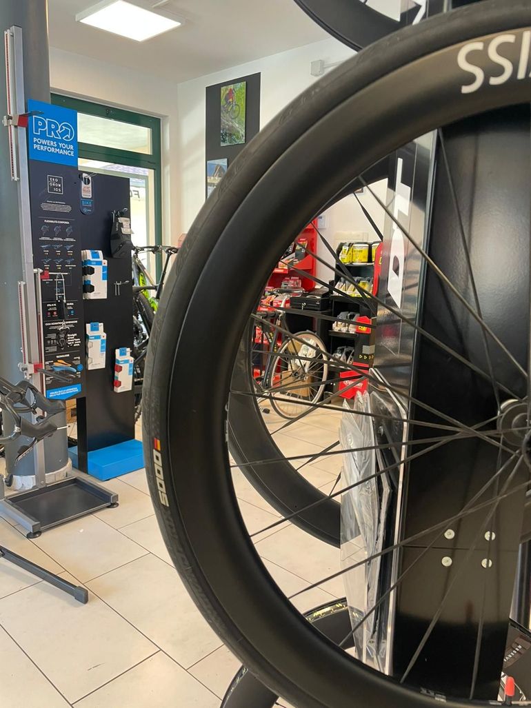 Used Dt Swiss ARC 1100 Wheelset with DT 180 Hub bike — image 8 of 19