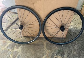 Used Bontrager Aeolus Elite 35 TLR Disc Road Wheel bike — image 2 of 6