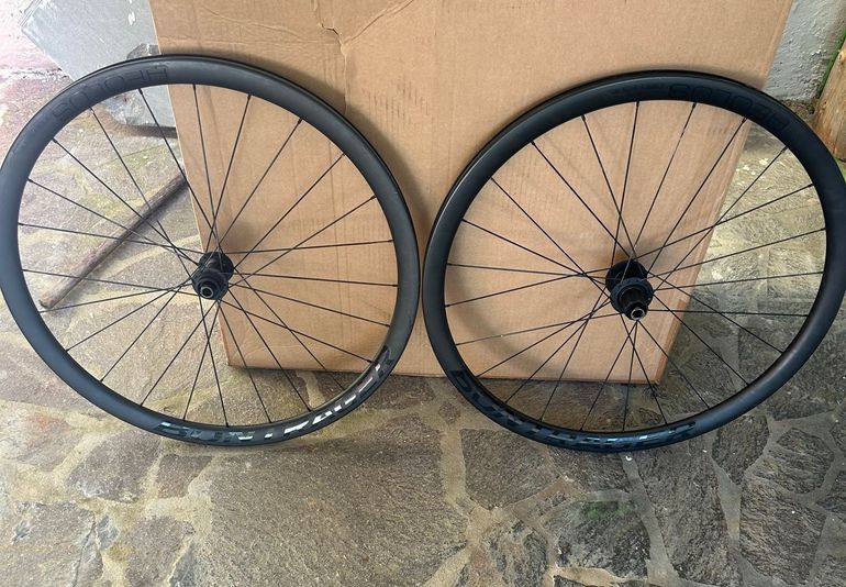 Used Bontrager Aeolus Elite 35 TLR Disc Road Wheel bike — image 2 of 6
