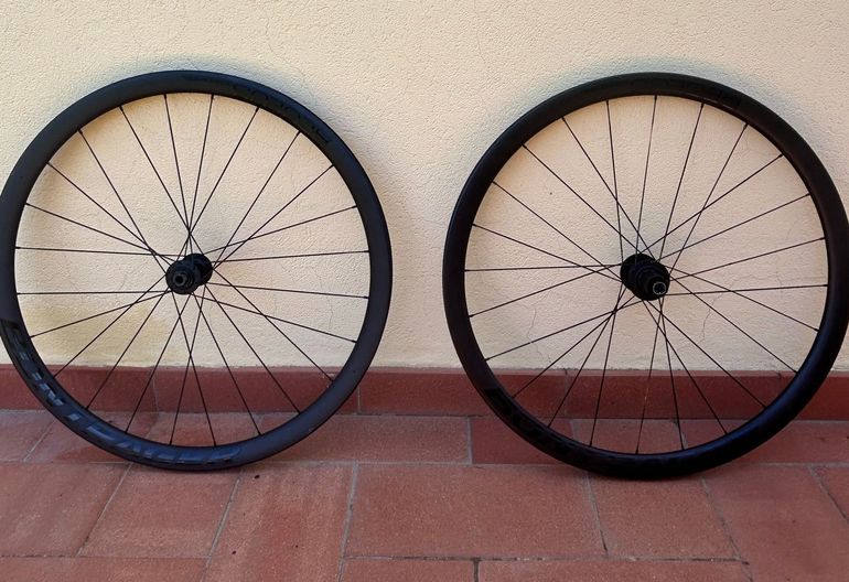 Used Bontrager Aeolus Elite 35 TLR Disc Road Wheel bike — image 1 of 6