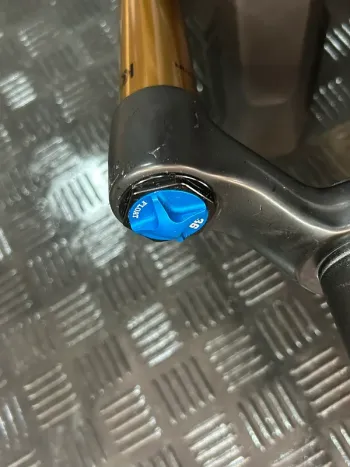 Used Fox 36 Factory 160mm 2020 bike — image 8 of 12