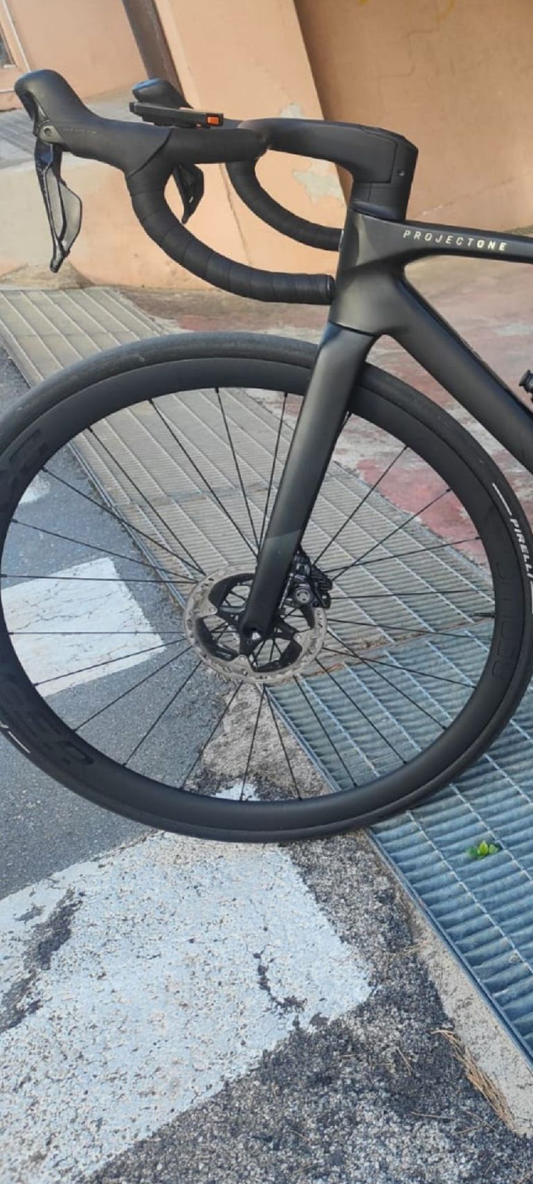 Used Bontrager Aeolus RSL 37 TLR Disc Road Wheel 2025 bike — image 2 of 3