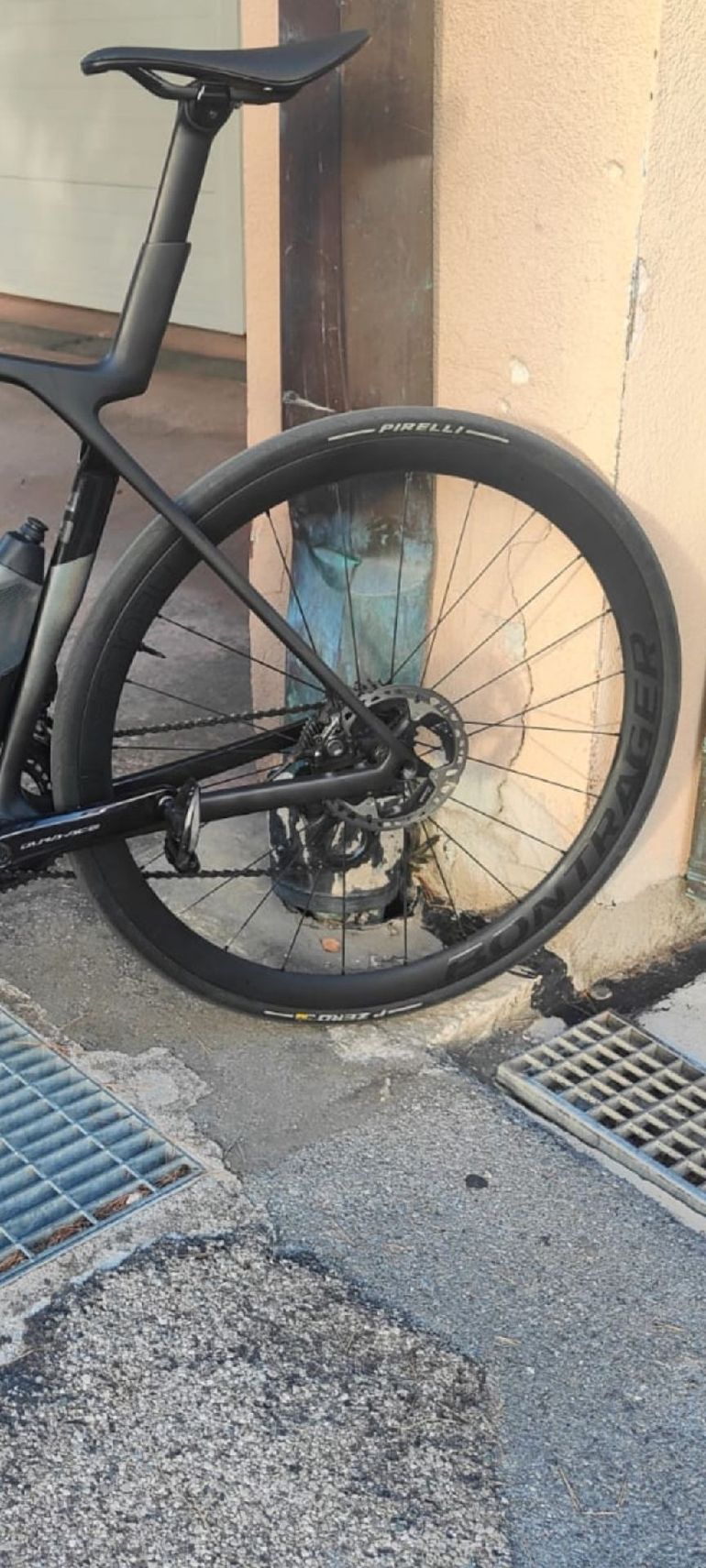 Used Bontrager Aeolus RSL 37 TLR Disc Road Wheel 2025 bike — image 3 of 3