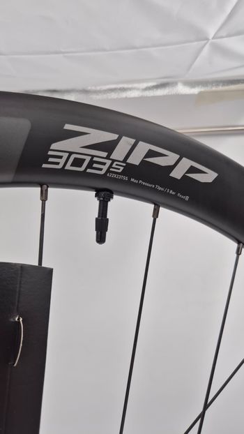 Used Zipp 303S Carbon Tubeless Disc Brake Wheelset 2026 bike — image 2 of 4