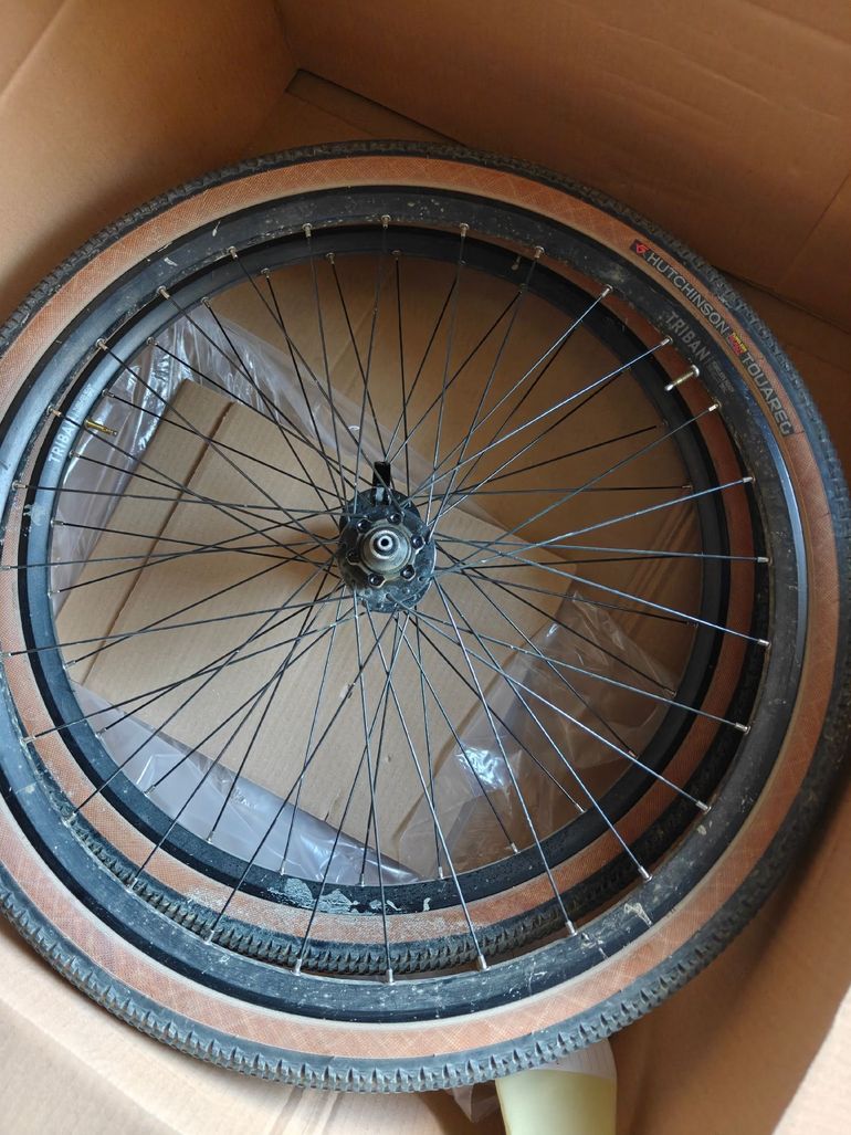 Used Triban couple wheels 650x23c tubeless ready bike — image 2 of 4