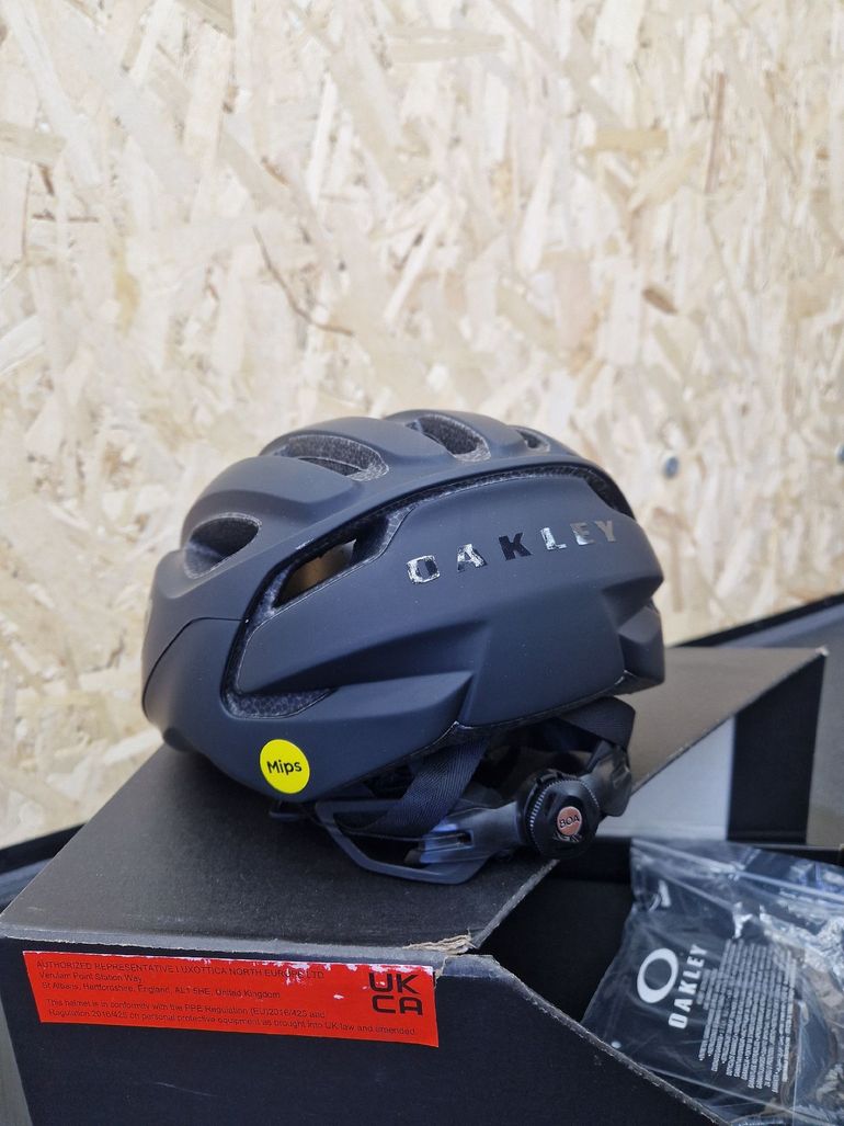 Used Oakley ARO3 Endurance MIPS 2026 bike — image 9 of 19