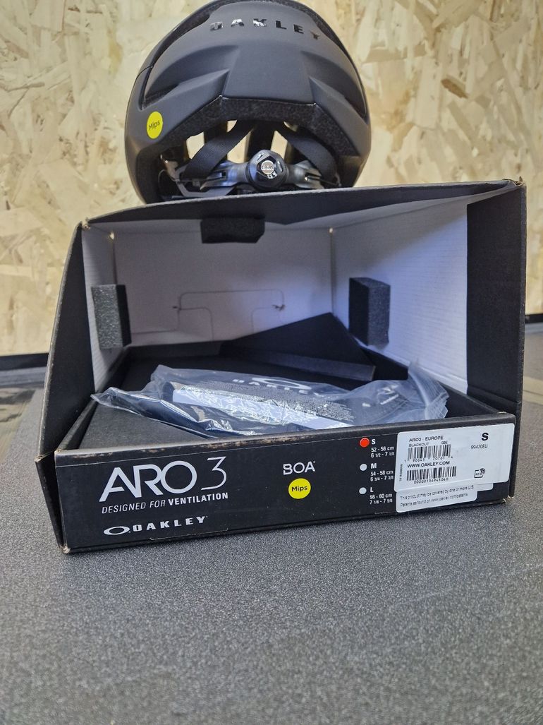 Used Oakley ARO3 Endurance MIPS 2026 bike — image 13 of 19