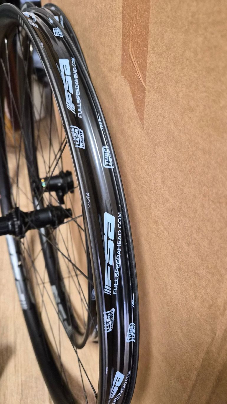 Used Fsa i30 Carbon Wheelset 2026 bike — image 4 of 10