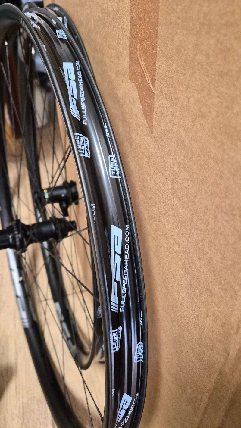 Używany Fsa i30 Carbon Wheelset 2026 bike — zdjęcie 4 z 10