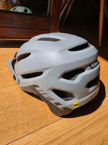 Used Bell Mountainbike Helmet bike — image 3 of 6