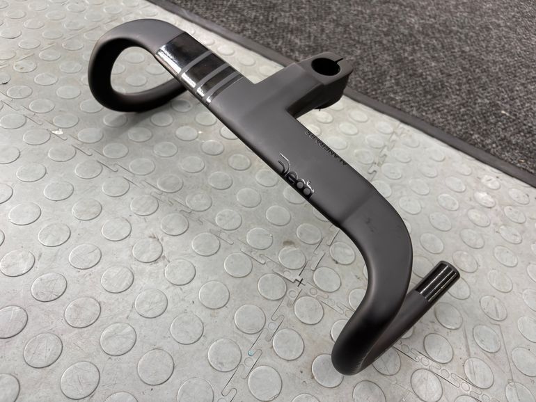 Used alanera RS T1000 Carbon Flared Curved Handlebar 2025 bike — image 1 of 5