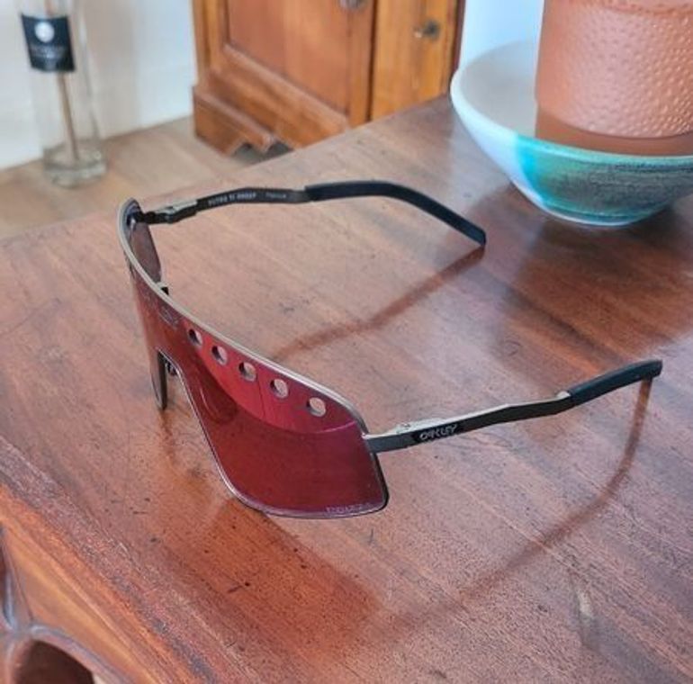 Used Oakley Sutro TI Sweep Mat Gunmetal Prizm Road 2025 bike — image 2 of 5